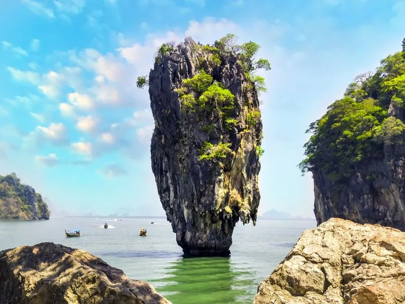 A James Bond film eddigi részeinek egyes jeleneteit Thaiföldön forgatták