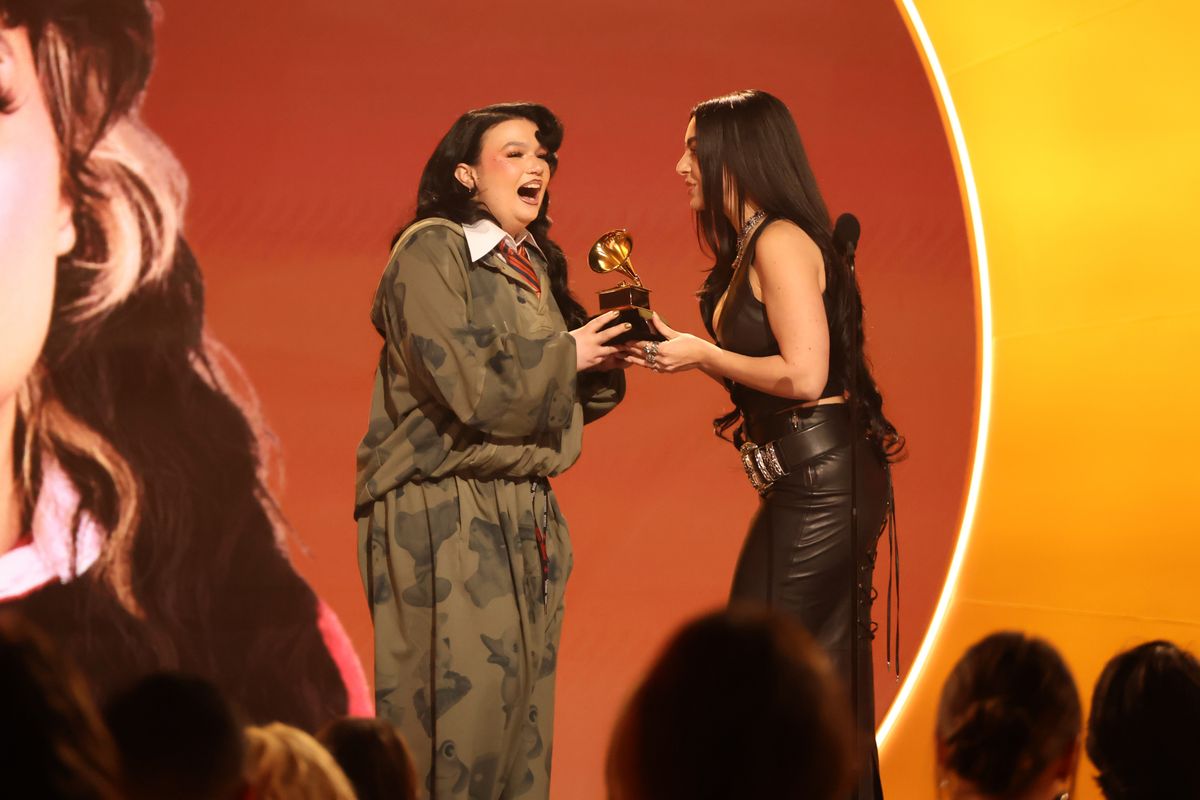 Grammy 2026 - Lola Young éppen átveszi a legjobb popelőadásért járó díjat a Messy című daláért Charli xcx-től
