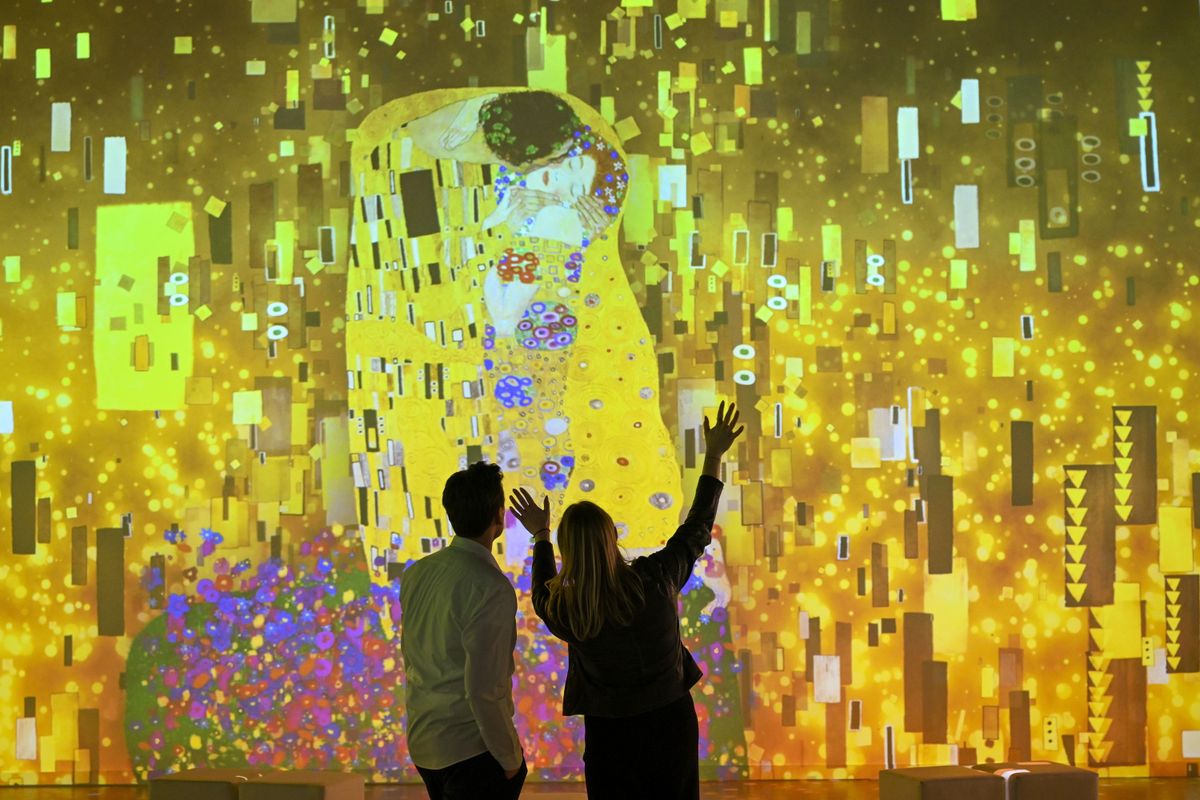 Gustav Klimt A csók című festménye egy immerzív kiállításon. 
