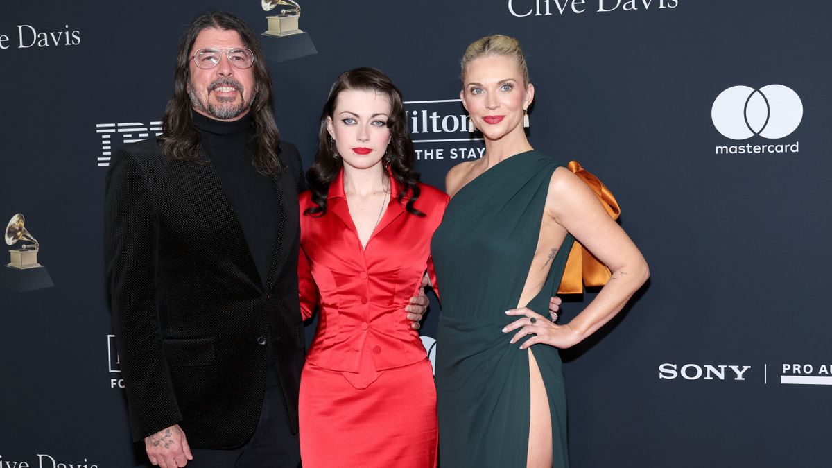 Dave Grohl, a lánya, Violet Grohl és felesége, Jordyn Blum a 68. Grammy-díjátadó előpartiján 2026. január 31-én, Beverly Hillsben, Kaliforniában.