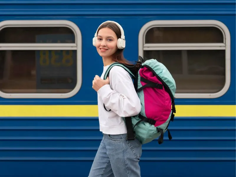 A gyerek önálló utazása komoly mérföldkő – legyen szó vidéki vonatútról vagy csak egy moziról a barátokkal