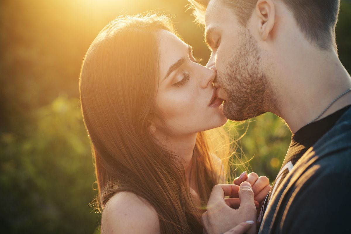 fiatal pár csókolózás közben