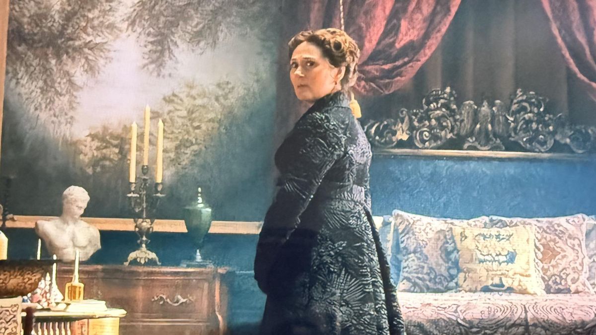 Violet Bridgerton feketében jelenik meg a negyedik évad második felében