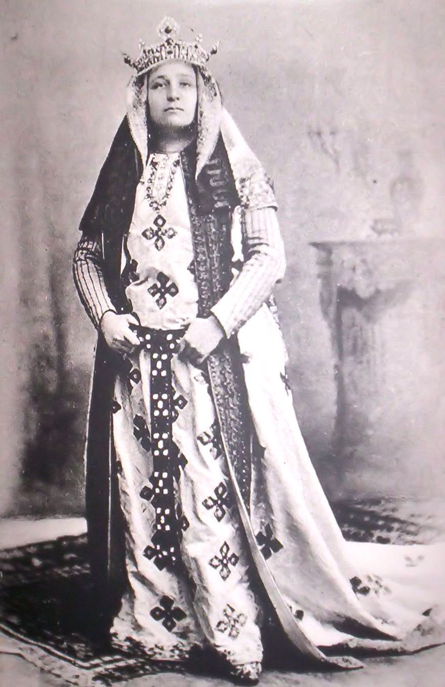 Jászai Gertrudis királyné szerepében. 1895-ben bíróság elé idézték, ezen szerep kapcsán: a Bánk bán egyik előadása közben két fiatal színinövendéket megrángatott, egyikük meg is sérült. 