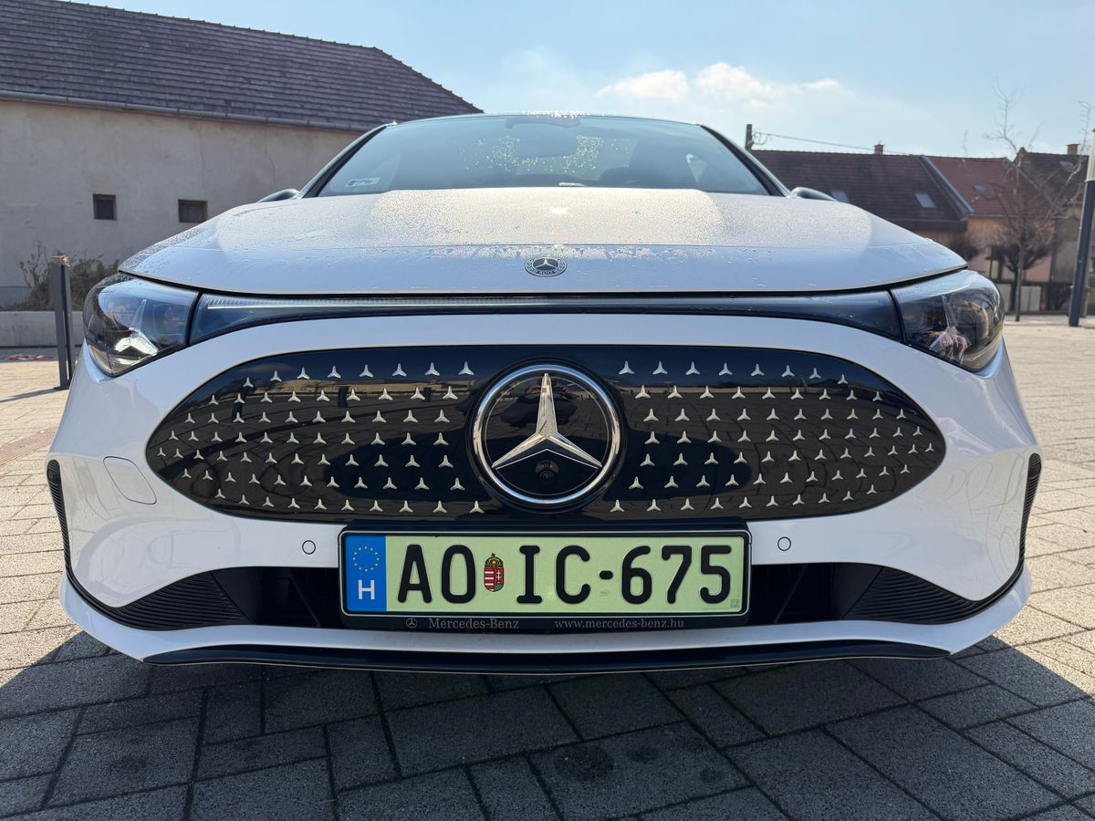 Mercedes-Benz CLA orr része.