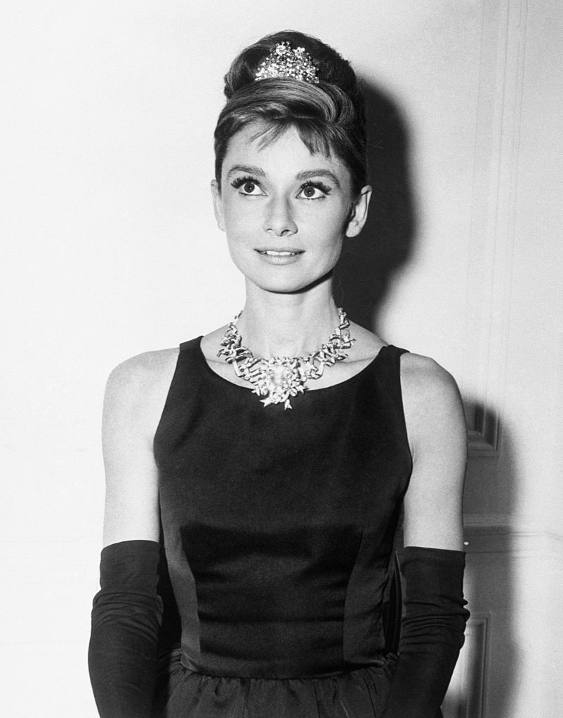Audrey Hepburn Givenchy fekete ruhájában.