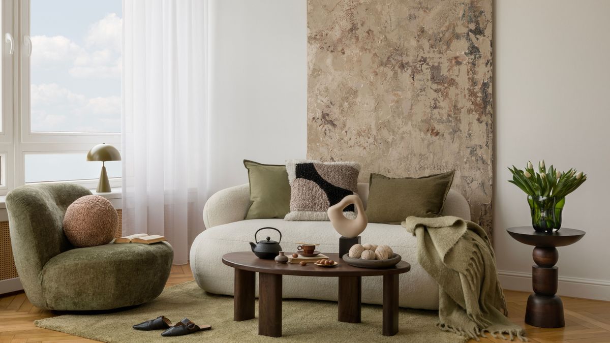 tavaszi otthoni kiegészítőkkel berendezett nappali