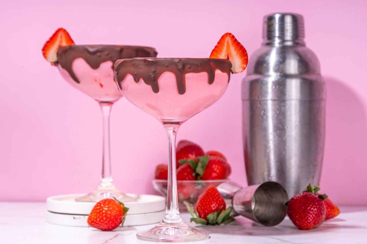 koktélok illusztráció: epres finomság koktélos pohárban