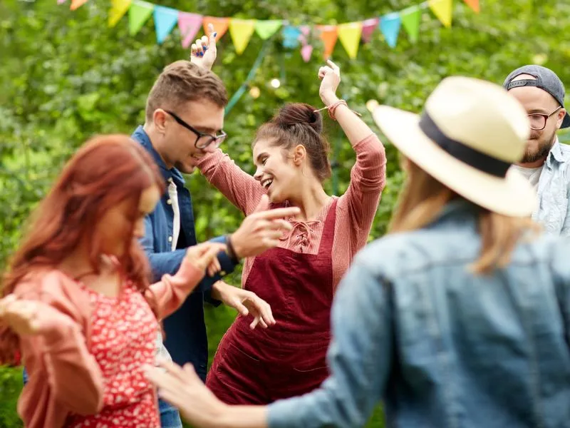 A kerti parti kellékei fontosak ahhoz, hogy jól érezzük magunkat egyrendezvényen