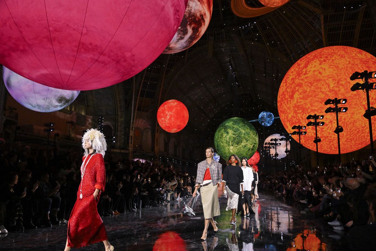 divatbemutató performansz