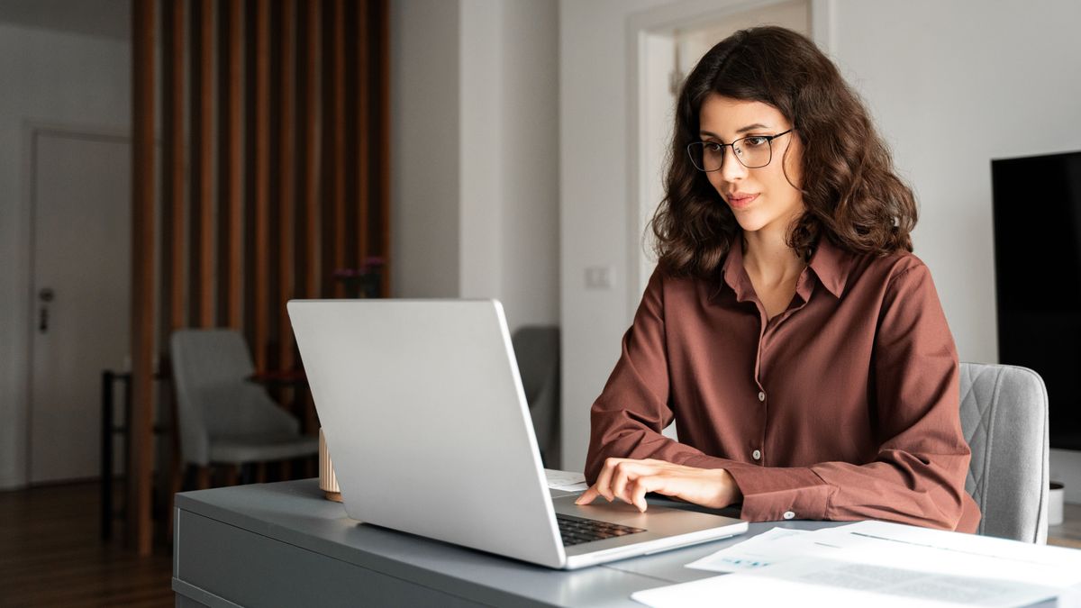 önismereti teszt, fiatal nő laptop előtt szemüvegben
