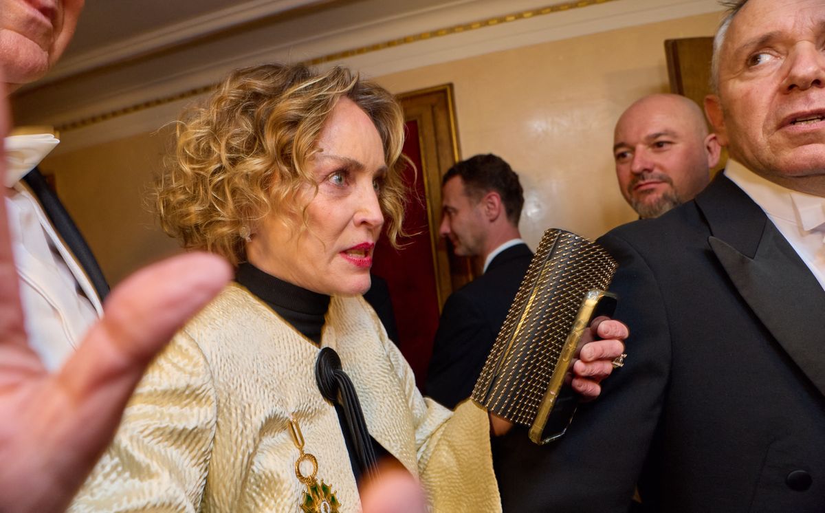 A képen Sharon Stone, ahogy zaklatottan távozik a Bécsi Operabálról