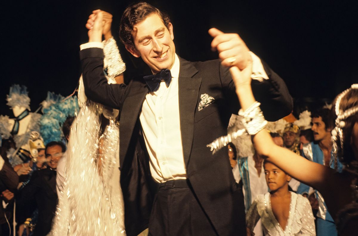 Károly király még a mai napig imádja a bulikat és a táncot. 