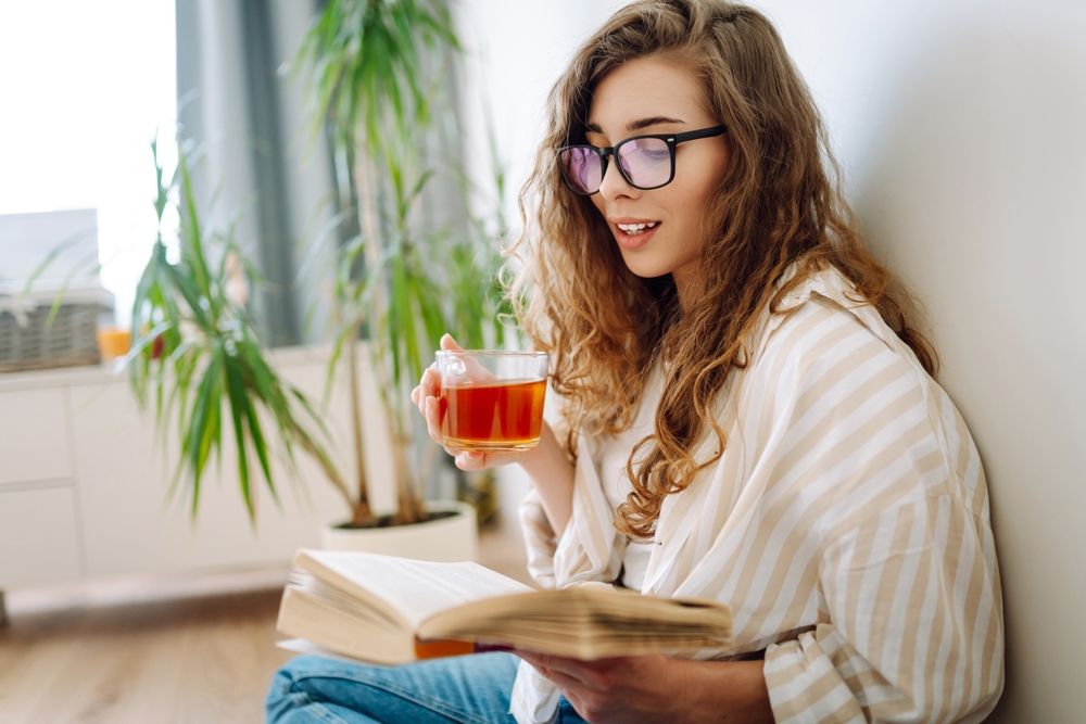 Regényt olvasó nő. Irodalmi mű és kulcsszavaik.