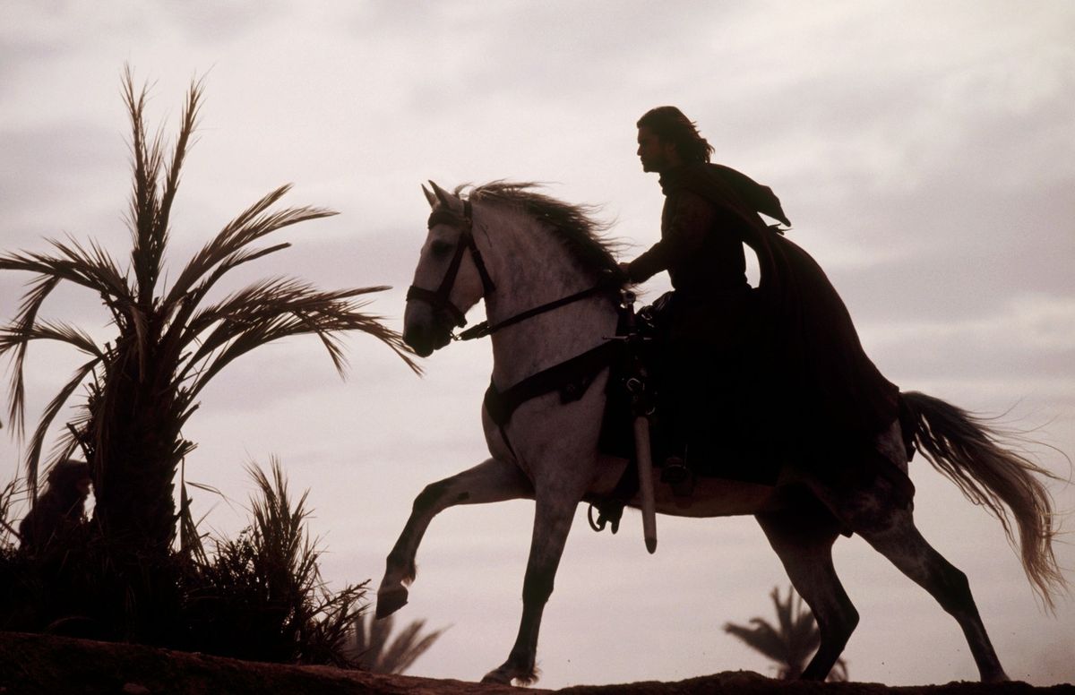 orlando Bloom a Trója című film forgatásán, ezzel illusztrálva a sztárok lovasbalesetei témakört