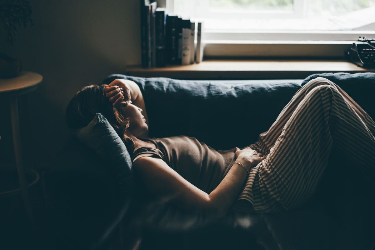 A menstruációs fáradtság valós jelenség, és nem csak te tapasztalod: ez áll a hátterében