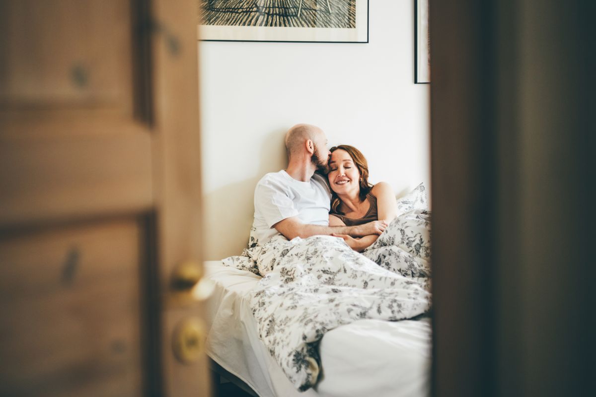 Hosszú távú párkapcsolat: egy férfi és egy nő az ágyban.