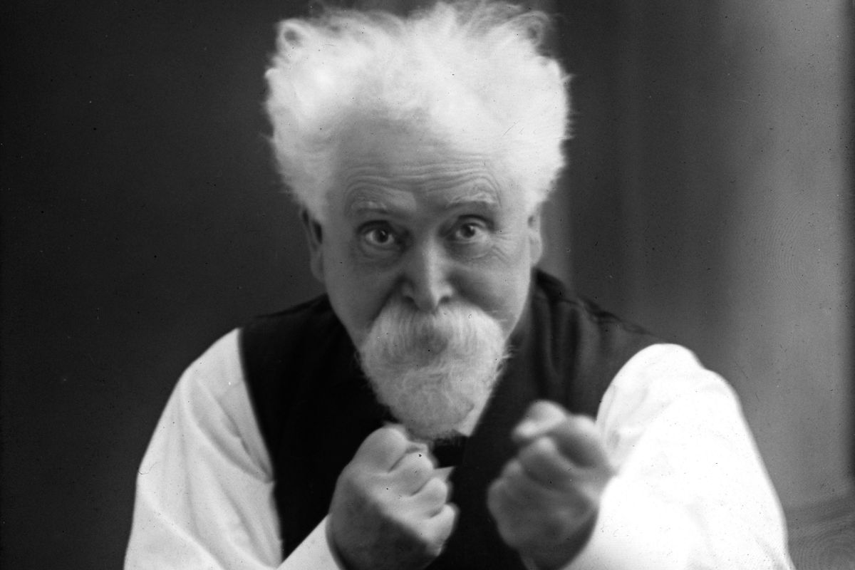 Sir Hiram Maxim, a fürtök, fegyverek és fátyolos botrányok mestere, aki saját bevallása szerint is „inkább okozna megbotránkozást, mint unalmat”.