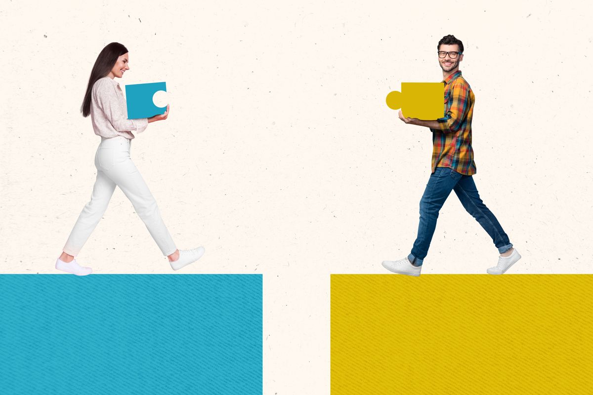 Egy párkapcsolat két szereplője úgy illik össze, mint ugyanazon puzzle két darabja. A képen egy férfi és egy nő sétál egymás felé. Vajon egy bézs zászló éket üthet közéjük?