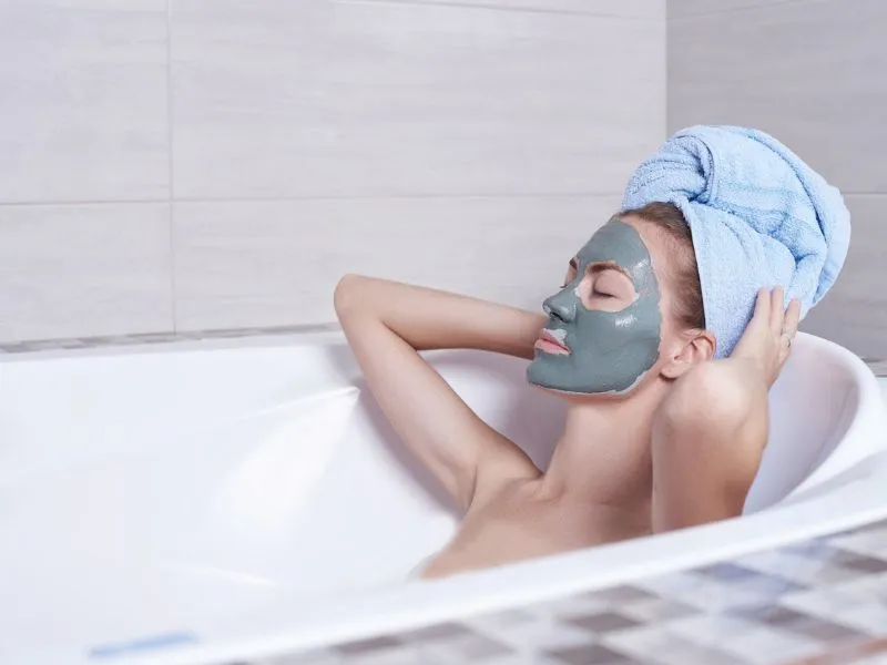 Az egyszerű szépségápolás lépéseibe a nyugtató fürdő is beletartozik