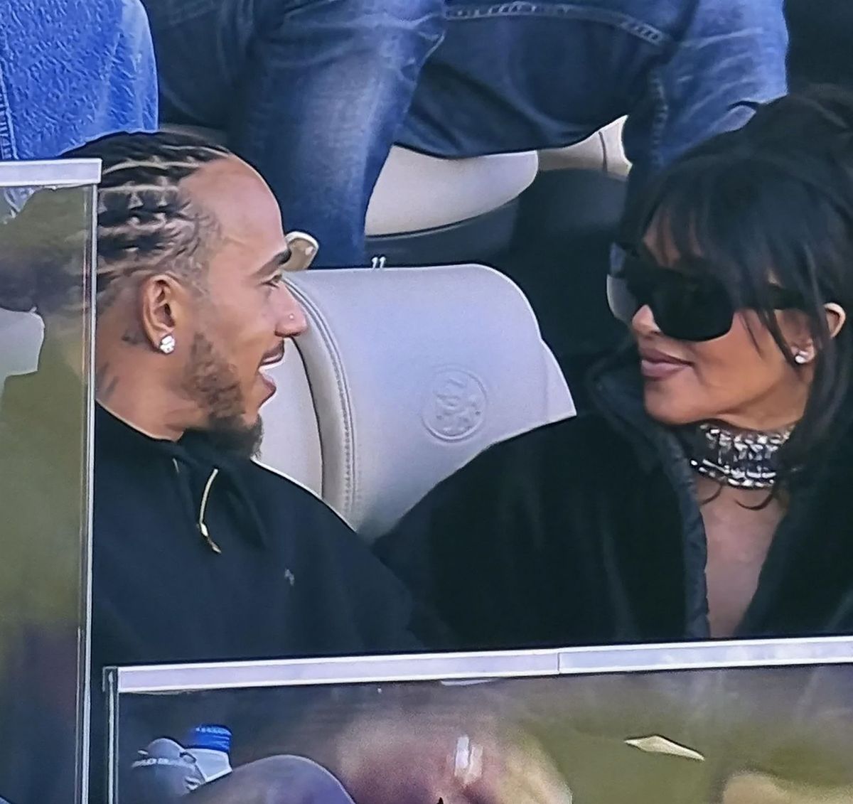 Kim Kardashian és Lewis Hamilton először jelentek meg együtt nyilvánosan a Super Bowl-on, az élő televíziós közvetítésben kapták őket lencsevégre. 
