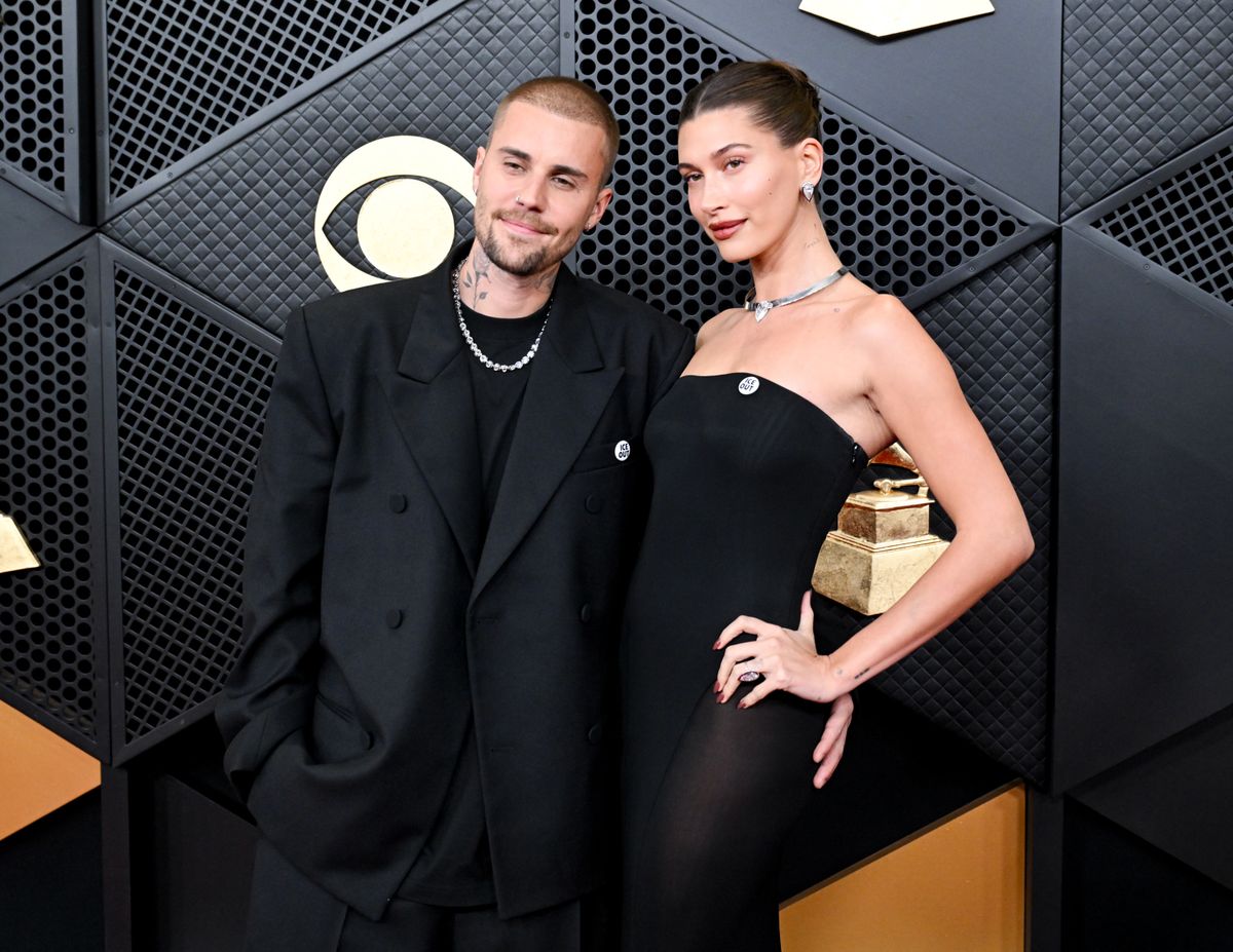 Justin Bieber és Hailey Bieber a Grammy 2026 vörös szőnyegén