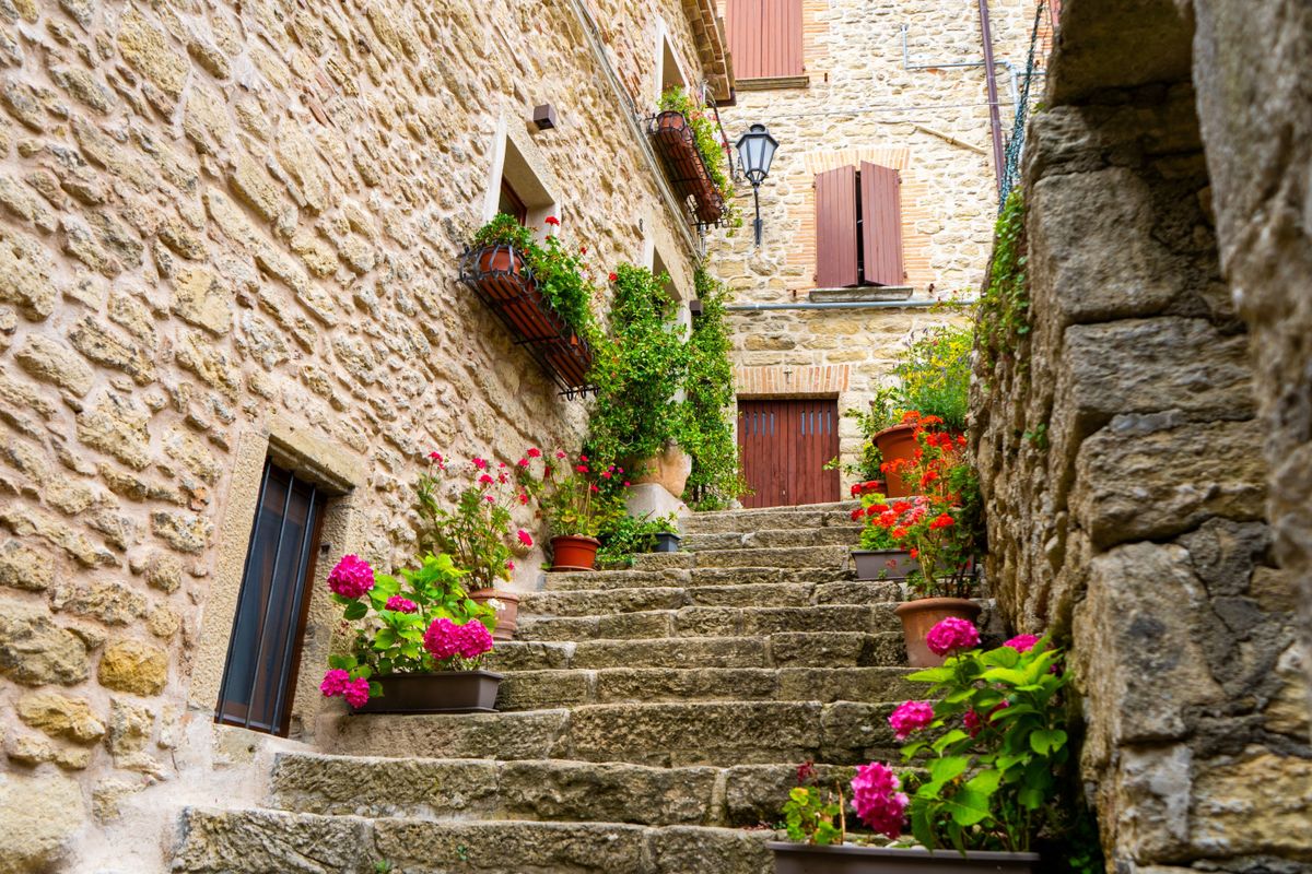 A virágokkal szegélyezett, mediterrán kőlépcső – a szabad lélek.