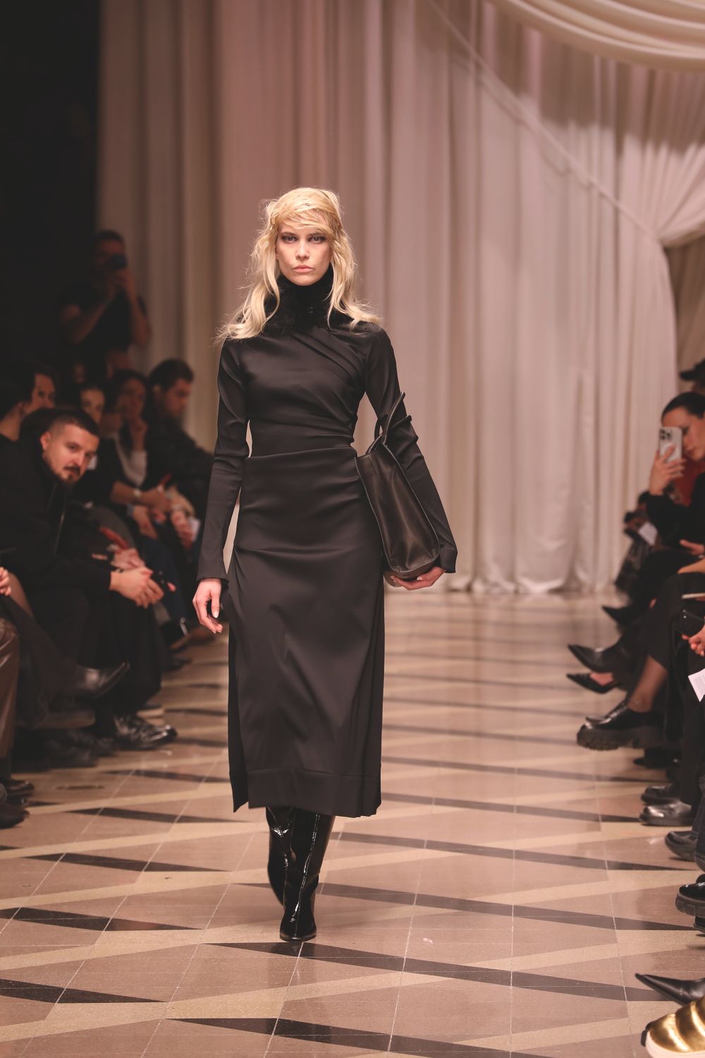 vizes hatású szénakazal-frizura