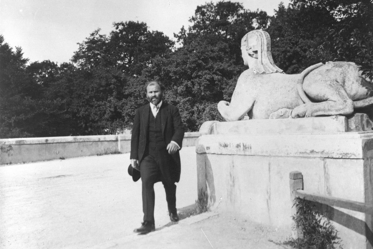 Gustav Klimt 1910 körül Bécsben, a  schönbrunni kastély udvarán. 
