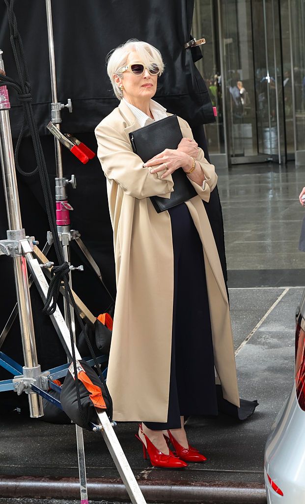 Meryl Streep forgatáson, magassarkúban, talpbotox nélkül.