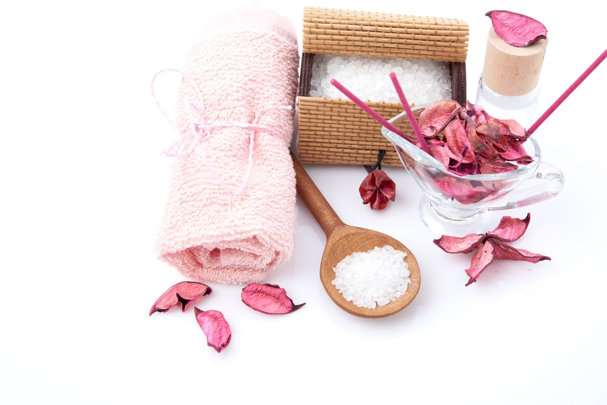 Valentin-napi ajándékok virág helxett kényeztető kozmetikum, a képen is rózsaszín termékek találhatók