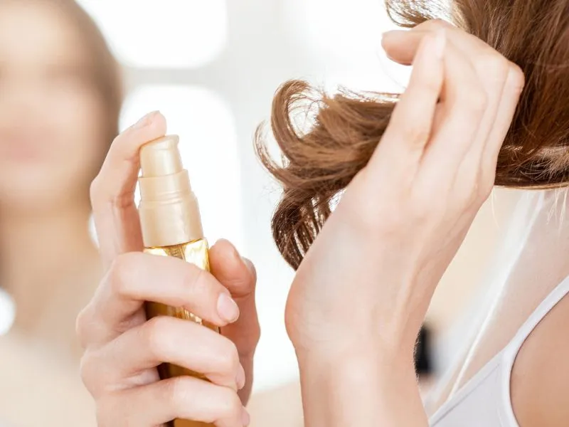 Hajápolás nyáron: hogyan védd meg hajad a napsütés, a klór és a hőség ellen?