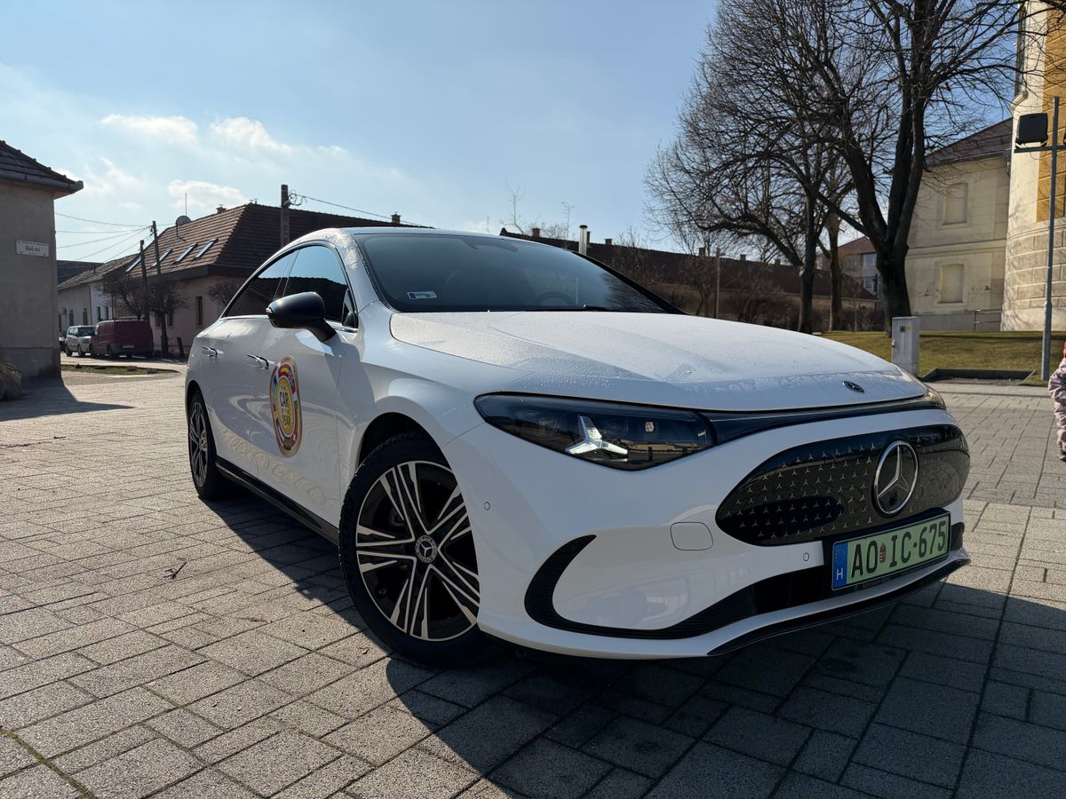 Mercedes-Benz CLA áll egy parkolóban.