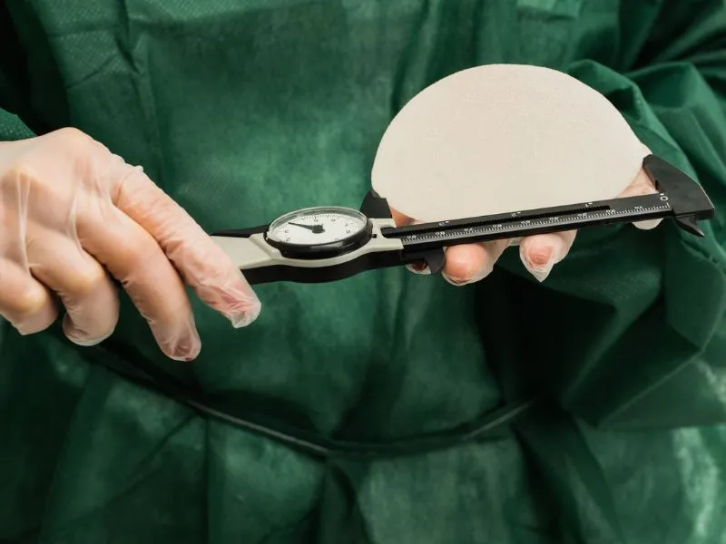 A mellimplantátum eltávolítása egészségügyi okokból is történhet