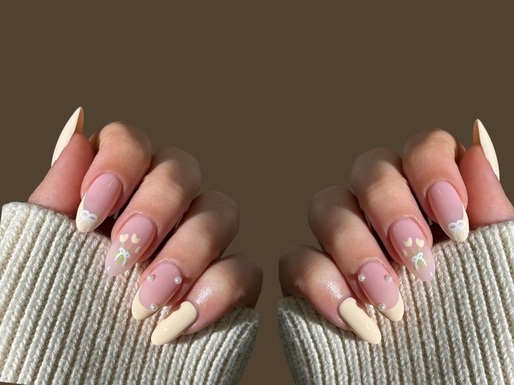 Fiatal nő februári körmökkel, pulóverben. 