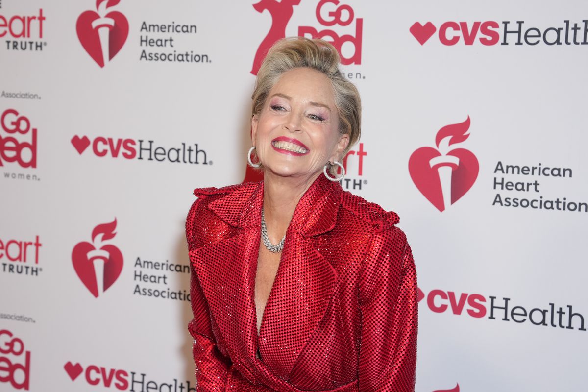 Sharon Stone részt vesz az Amerikai Szívgyógyászati ​​Társaság 2025-ös Red Dress Collection koncertjén a Jazz at Lincoln Centerben, 2025. január 30-án.