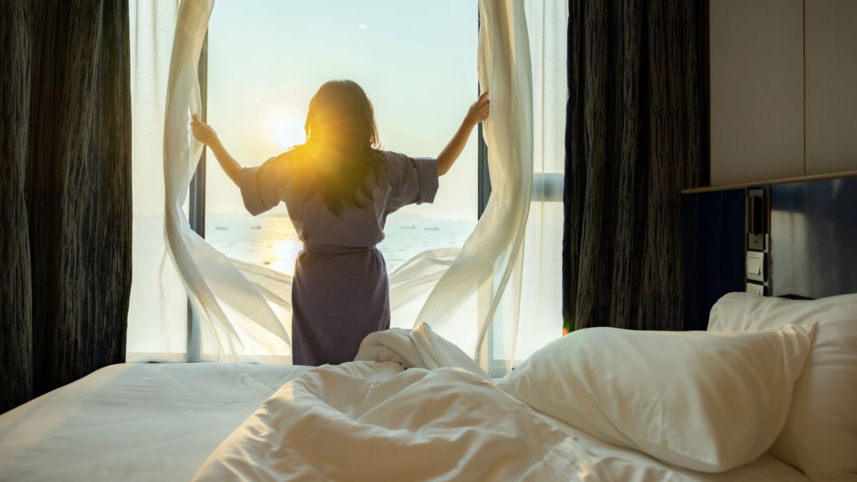 Müller Péter gondolatai egy nő a napfényt szívja magába az ablak előtt a képen