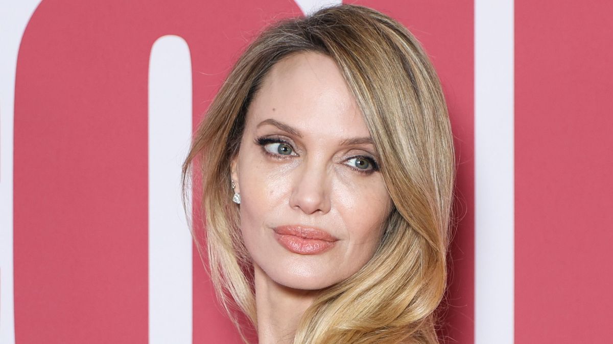 Angelina Jolie áttetsző ruhában ragyogott a Couture premierjén.