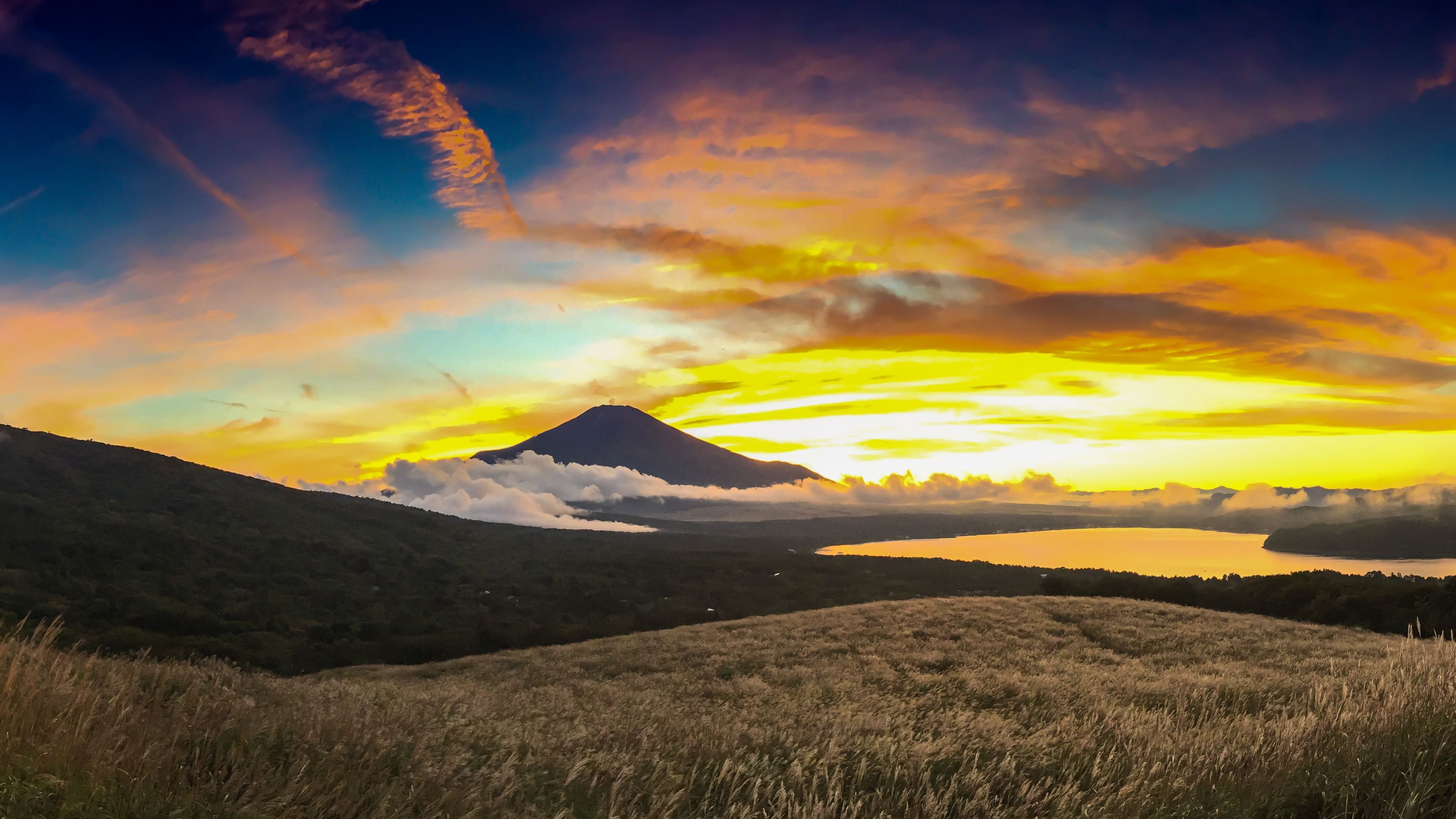 Naplemente, háttérben egy heggyel. 