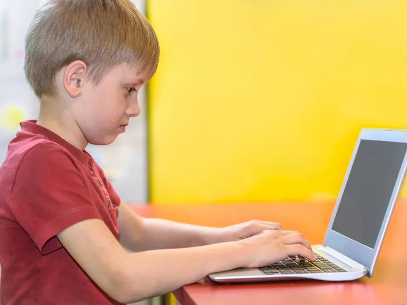 A médiahasználat nagyon káros a gyerekeknek