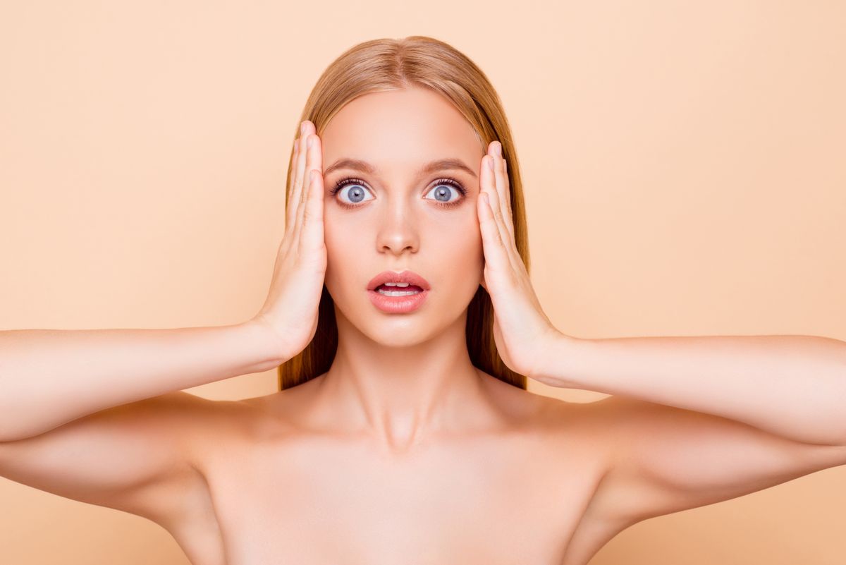 Tudatos bőrápolás után, egy fiatal nő grimaszokat vág
