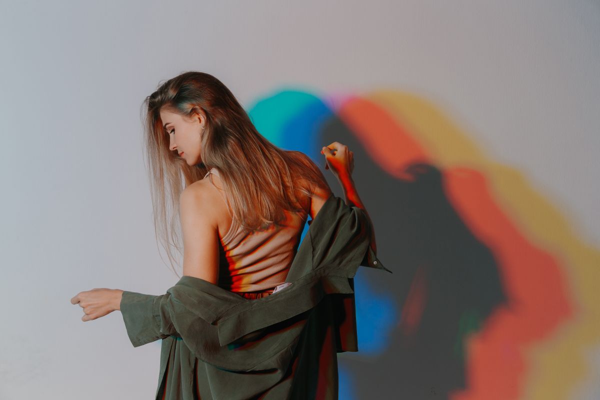 Müller Péter idézet illusztrálása egy fiatal nő művészi képével