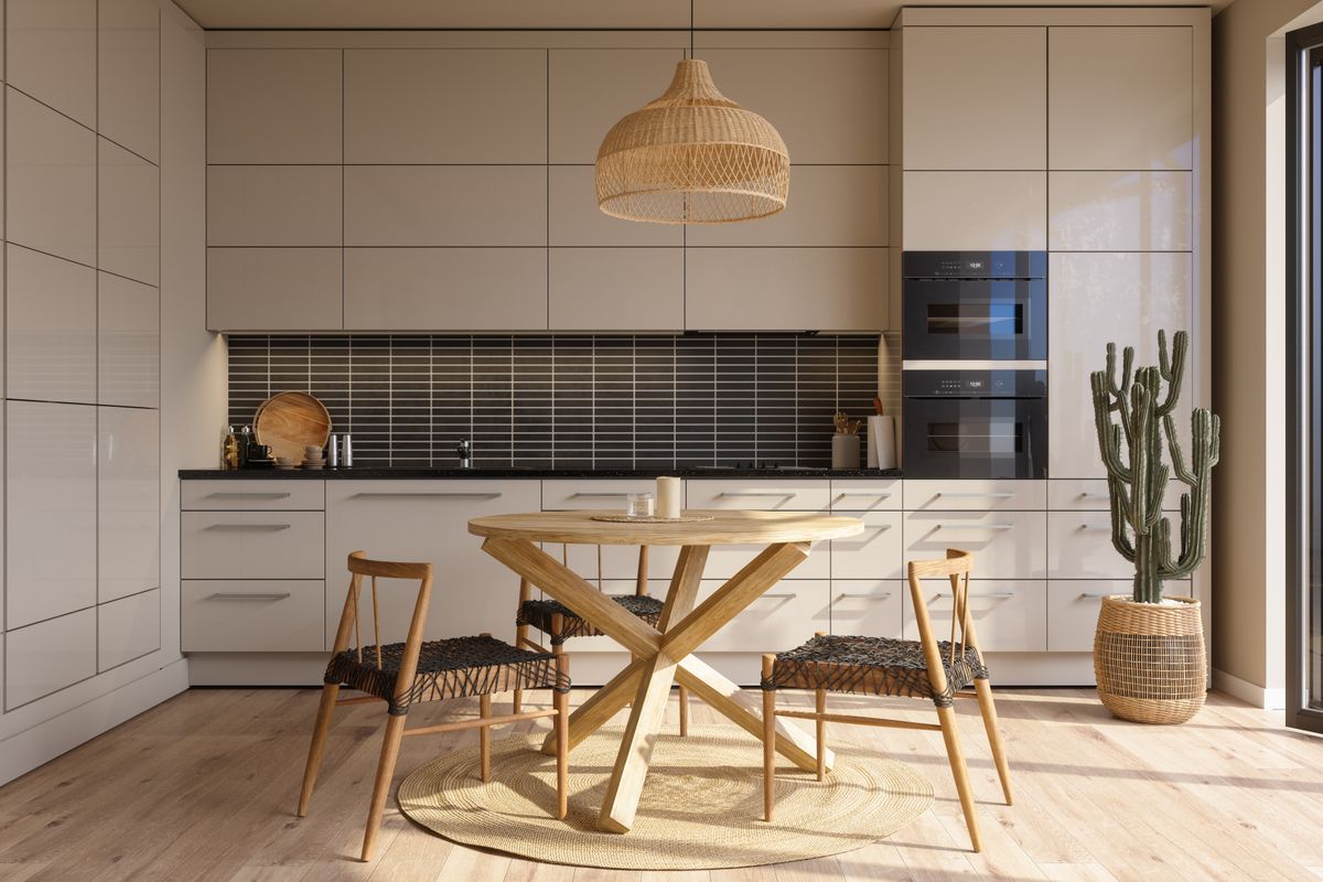 Modern konyhatrend: fehér konyhapult, középen ebédlőasztallal. 