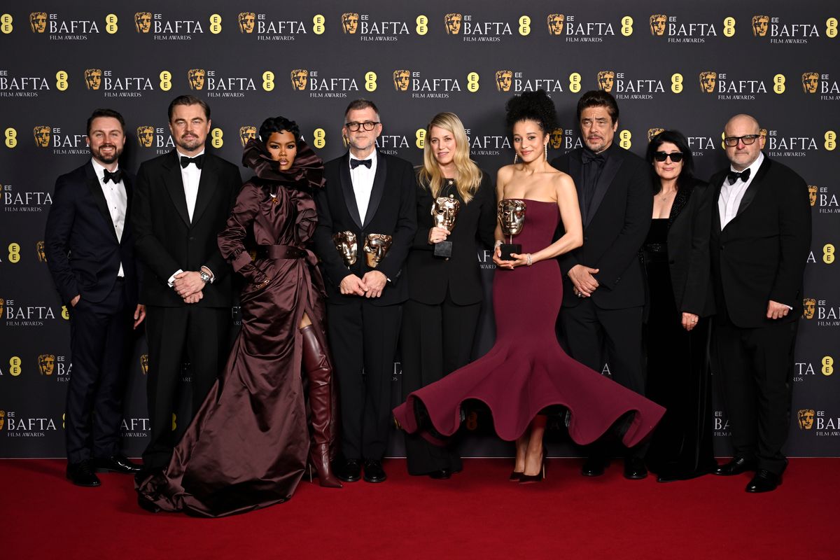 Andy Jurgensen, Leonardo DiCaprio, Teyana Taylor, Paul Thomas Anderson, Sara Murphy, Chase Infiniti, Benicio del Toro, Cassandra Kulukundis és Michael Bauman a legjobb film, a legjobb rendező, a legjobb adaptált forgatókönyv és a legjobb operatőrnek járó díjjal a kezükben amiket az Egyik csata a másik után című filmért zsebeltek be a BAFTA 2026-os díjátadóján