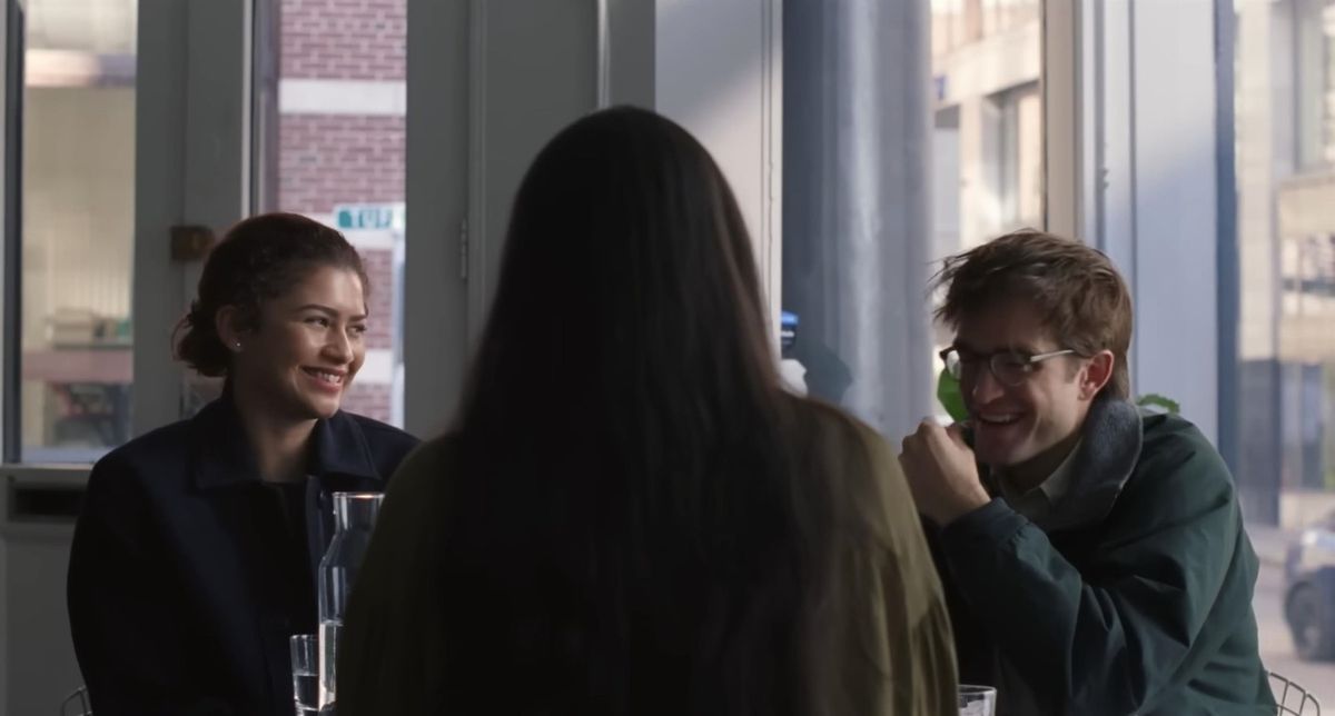 Zendaya és Robert Pattinson az új filmjük egyik jelenetében 