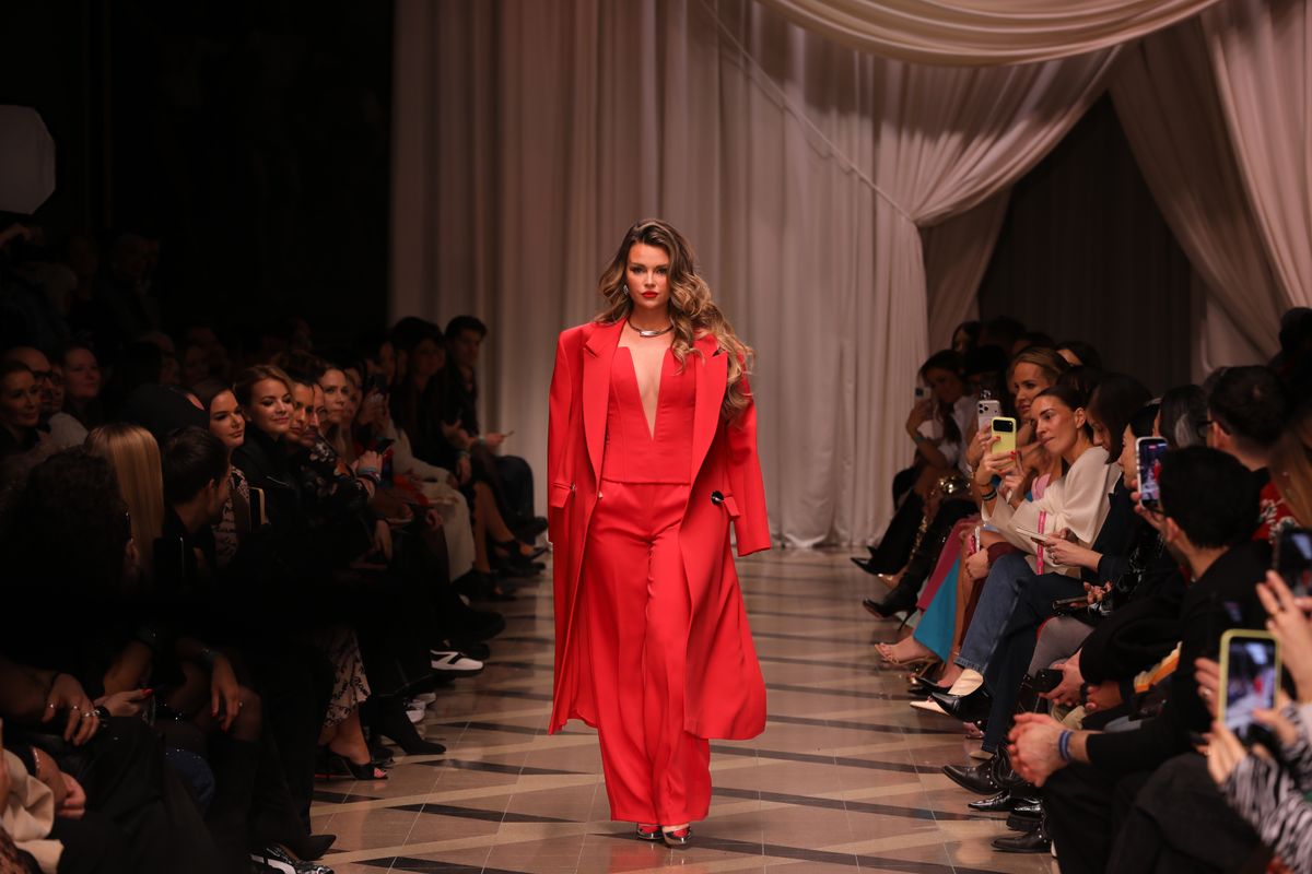 Kárpáti Rebeka először vonult fel a Budapest Central European Fashion Weeken. 