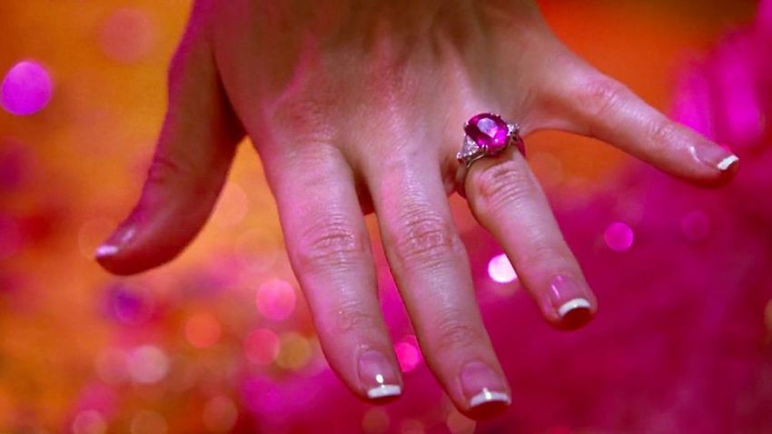 Elle Woods rózsaszín köves eljegyzési gyűrűje, a Doktor Szöszi filmből.