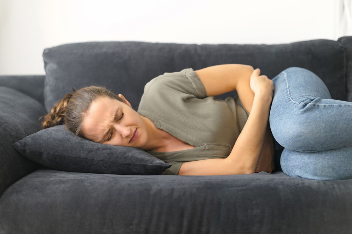 premenstruációs diszfóriás zavar miatt szenvedő fiatal nő