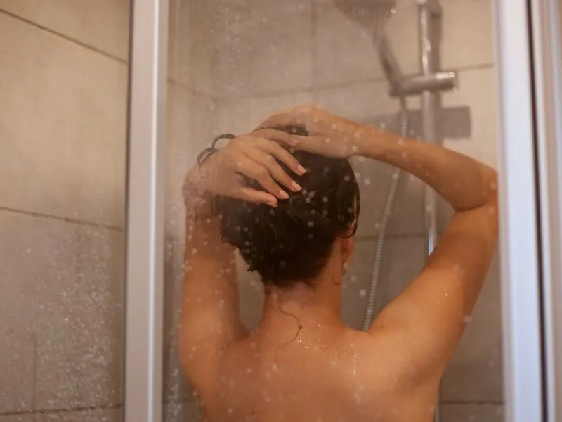 Zuhanyzás közben sokan spórolásból pisilnek is, ez azonban egészségügyi kockázatokat rejt