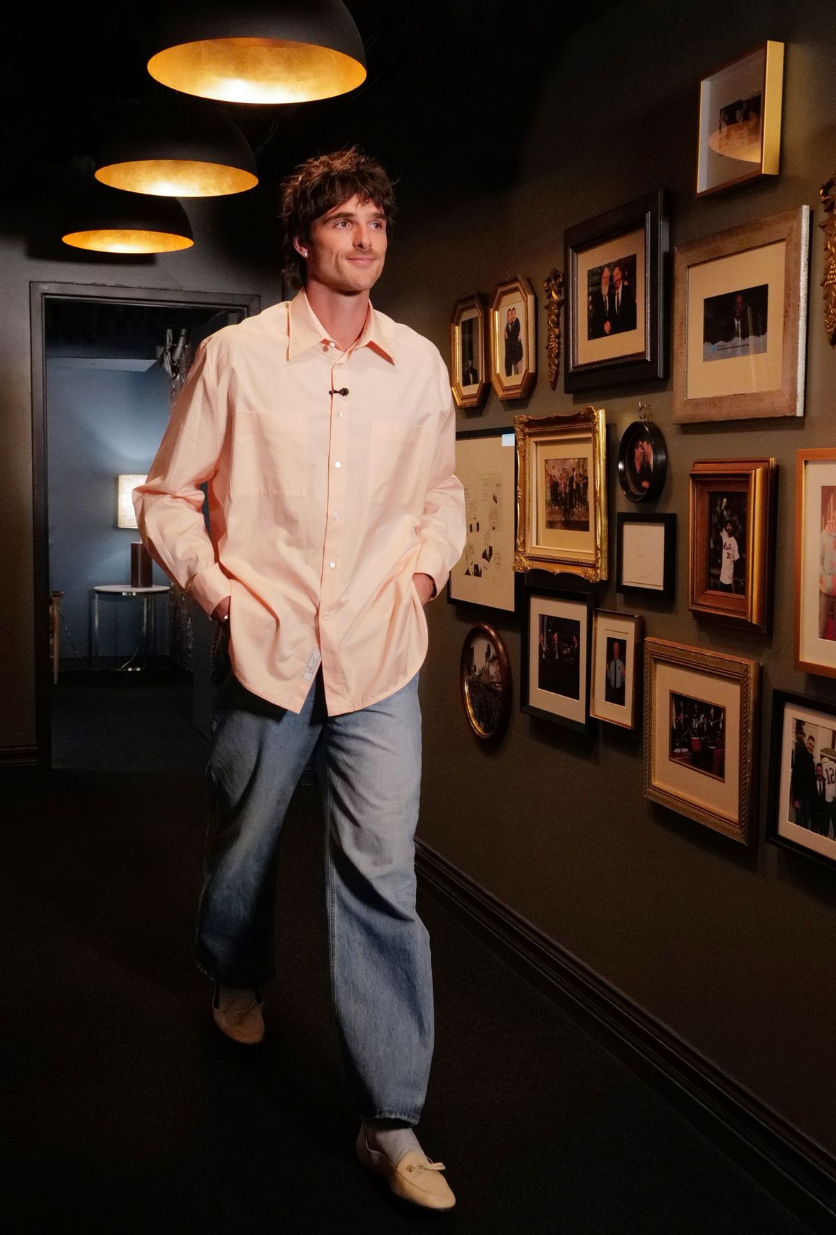 Jacob Elordi utcai szettben. 